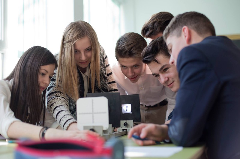Fizica se învață prin experiment și prin stimularea elevilor să găsească răspunsuri Foto: CEAE