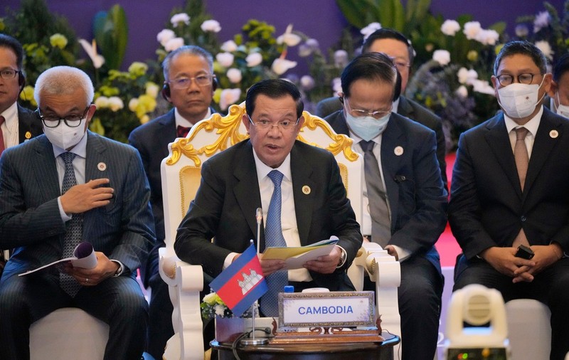 Premierul din Cambodgia, testat pozitiv la COVID-19 după ce a primit lideri din întreaga lume în cadrul summitului ASEAN