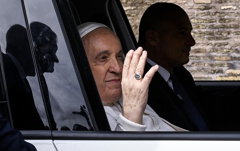 Papa Francisc, după ce a fost externat: „Sunt încă în viață”. Mâine va conduce slujba catolică de Florii