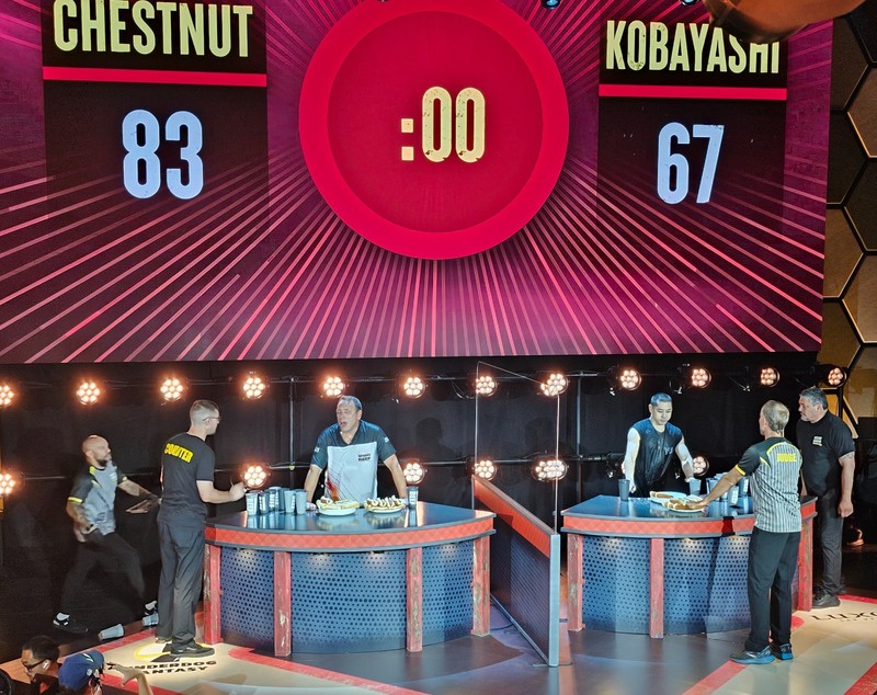 A fost doborât recordul mondial de mâncat hotdogi. „Legenda cârnaților” a înghițit 83 de crenvurști în 10 minute