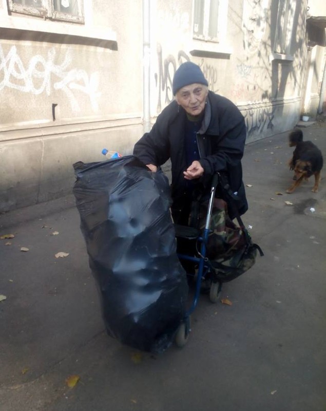 Bâtrâna care i-a șocat pe bucureșteni. Cară un sac după ea pe străzi, dar ce poveste ascunde este zguduitor. Ar putea fi bunica oricăruia dintre noi | FOTO