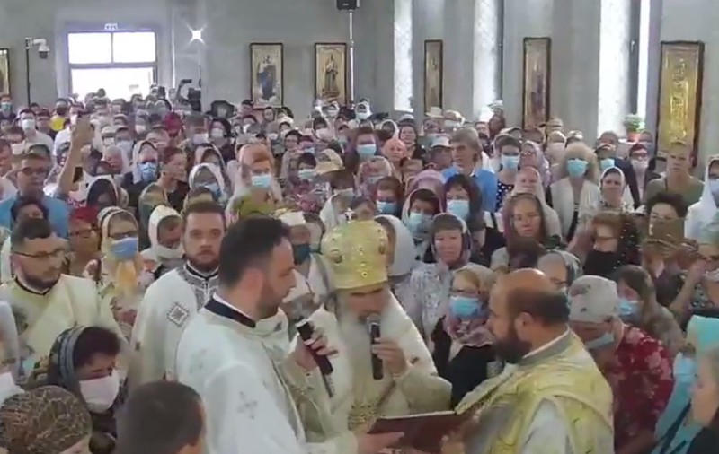 VIDEO | Arhiepiscopul Tomisului, ÎPS Teodosie, slujbă fără respectarea normelor de distanțare. Enoriașii s-au înghesuit în biserică