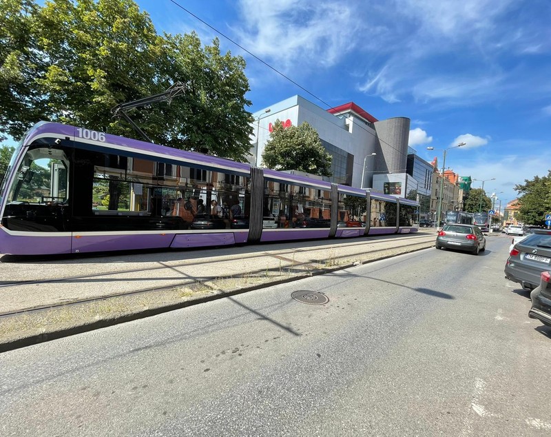 Femeie rănită după ce o bară de susținere dintr-un tramvai nou din Timișoara s-a desprins