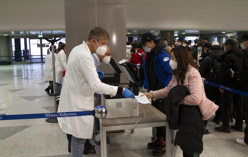 Restricțiile COVID pentru călătorii care sosesc din China se extind în Europa. Franţa şi Marea Britanie impun un test negativ