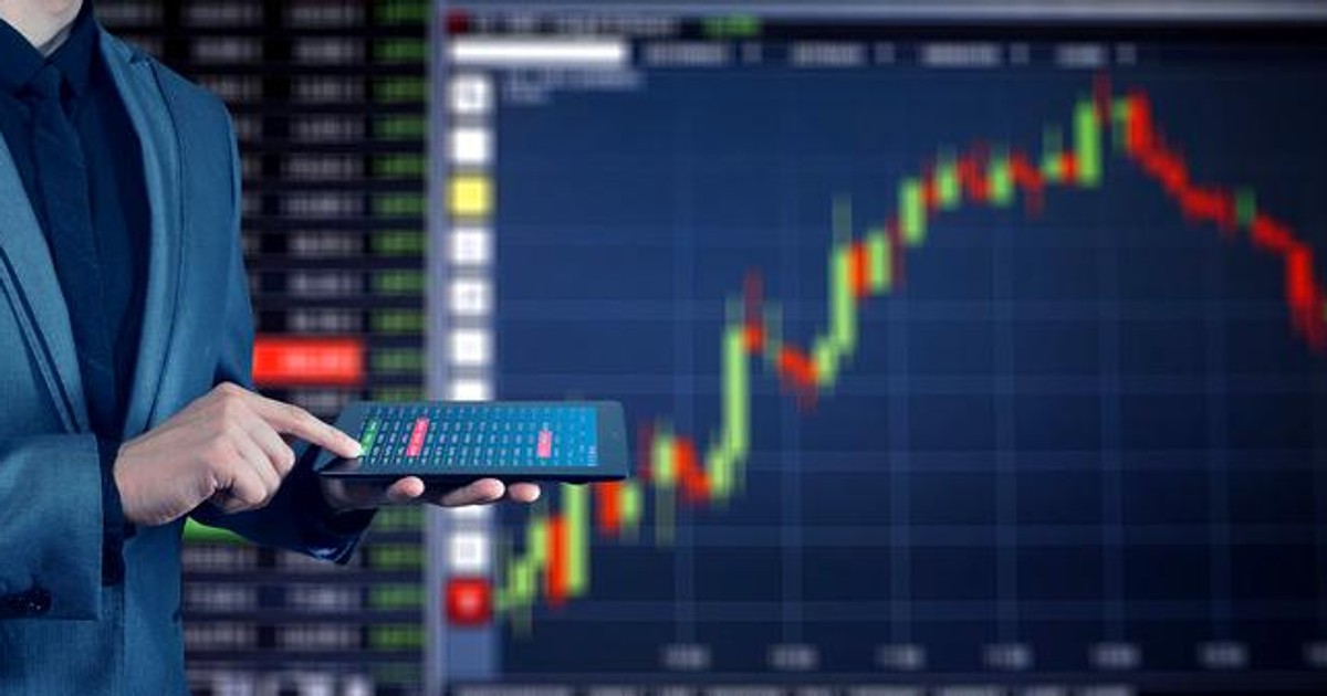 INS: Economia României a crescut cu 5,6% în trimestrul al treilea, dar PIB-ul este cu 6% sub același interval din 2019. Grafic cu creștere economică și un bărbat la costum