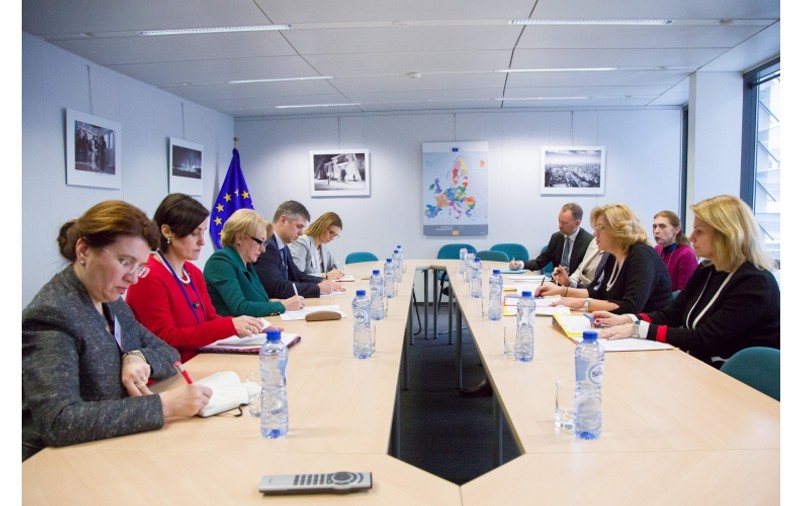 Întâlnire Viorica Dăncilă-Corina Crețu, la Bruxelles: S-a decis un grup de lucru pentru creșterea ratei de absorție a fondurilor europene