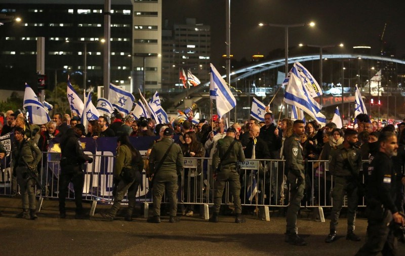 „Bibi, ai transformat o ţară întreagă într-una de îndoliaţi”. Proteste în Israel față de guvernul Netanyahu. Oamenii cer eliberarea ostaticilor ținuți de Hamas în Gaza