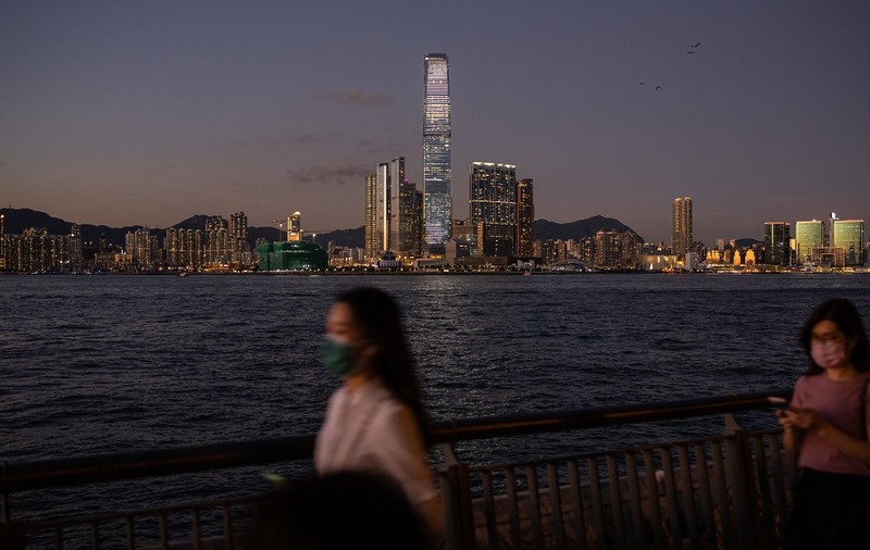 Reguli înăsprite în Hong Kong: masca e obligatorie şi în aer liber, iar la masă pot sta cel mult două persoane