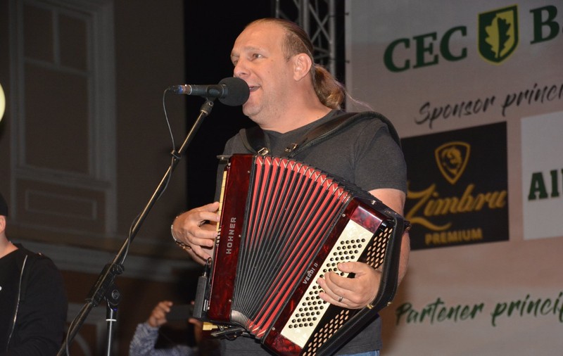 EXCLUSIV/ ”Roșu de acordeon”! Vali Crăciunescu a făcut vin din via proprie. Se servește cu muzică lăutărească!