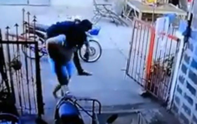 Poate fi desemnată cea mai bună soție din lume: și-a cărat în spate soțul beat mort până-n pat | FOTO