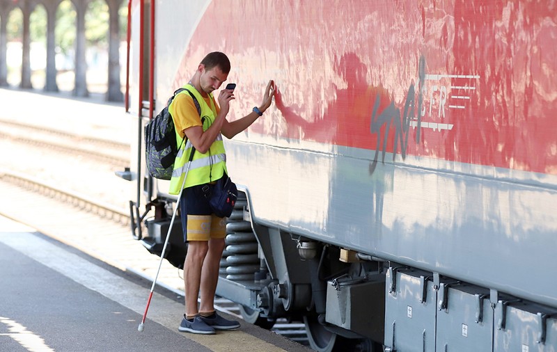 Sebastian Frent, nevăzătorul care cuprinde căile ferate din România în telefonul lui cu butoane: „Eu înțeleg cel mai bine expresia «glasul roților de tren»”