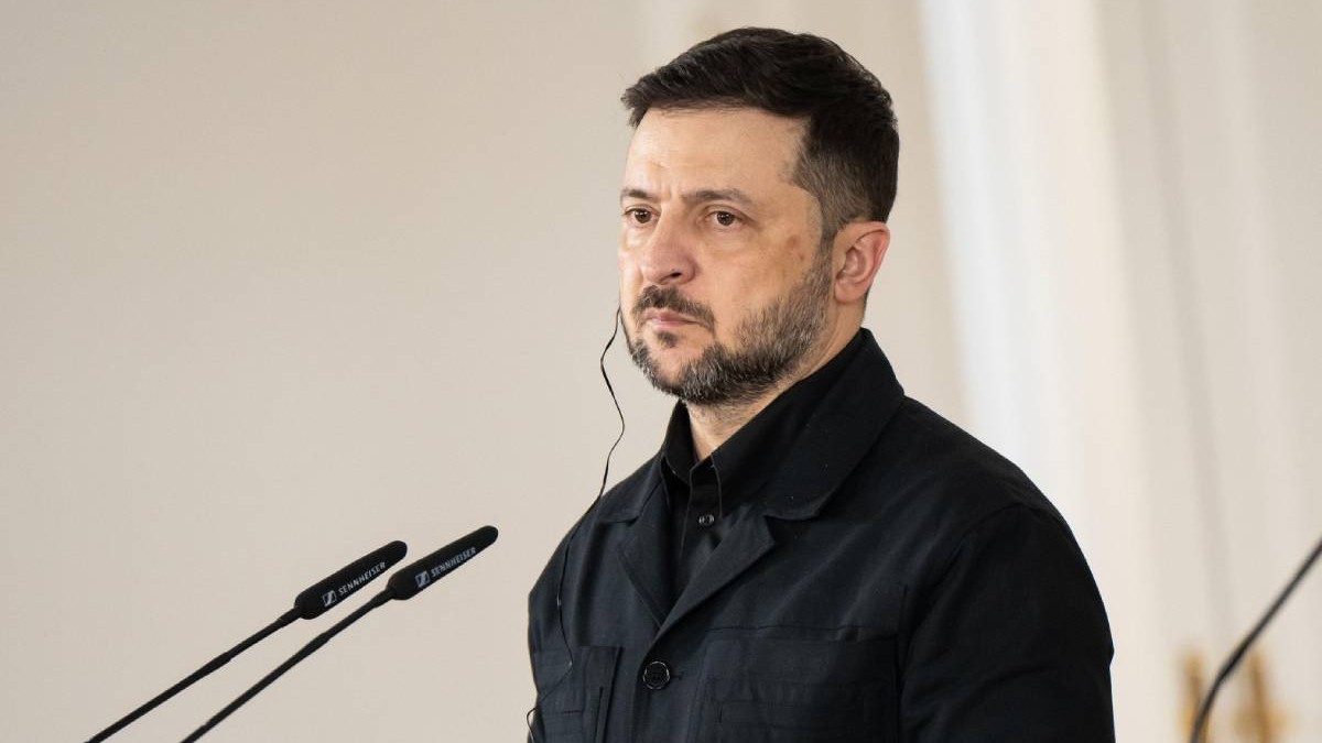 Președintele Ucrainei, Volodimir Zelenski, ganditor, imbracat în negru, în timpul întâlnirii cu președintele Guvernului, Pedro Sanchez, la Palatul Moncloa, pe 18 noiembrie 2025, la Madrid, Spania.