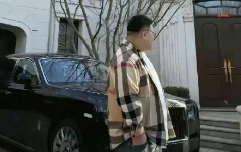 Un miliardar cu Rolls-Royce își caută soție pe rețelele sociale, în China: „Nu neapărat urât, mai degrabă gras, dar patriot”