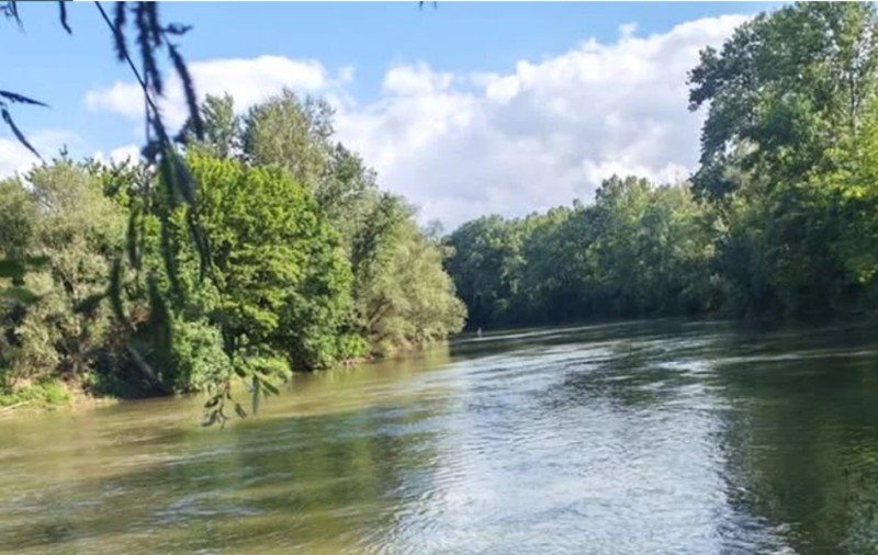 Un teren pentru o casă de vacanță pe malul unui râu din Serbia se vinde cu 1.000 de euro pe hectar