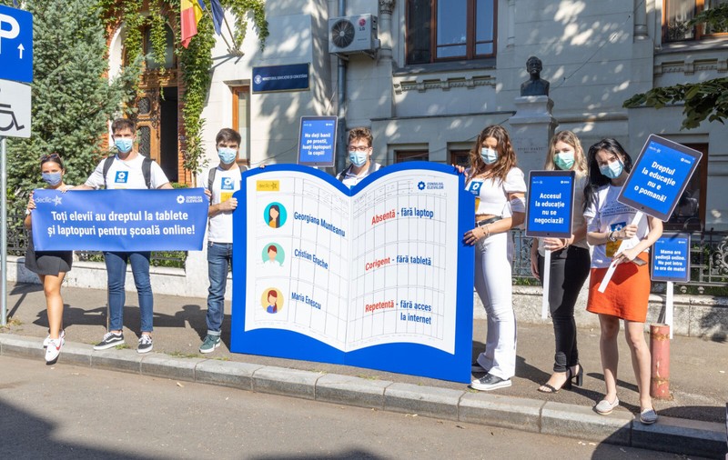 Protest al reprezentanților elevilor în fața Ministerului Educației: ”În România anului 2020, orice elev sărac este absent nemotivat”