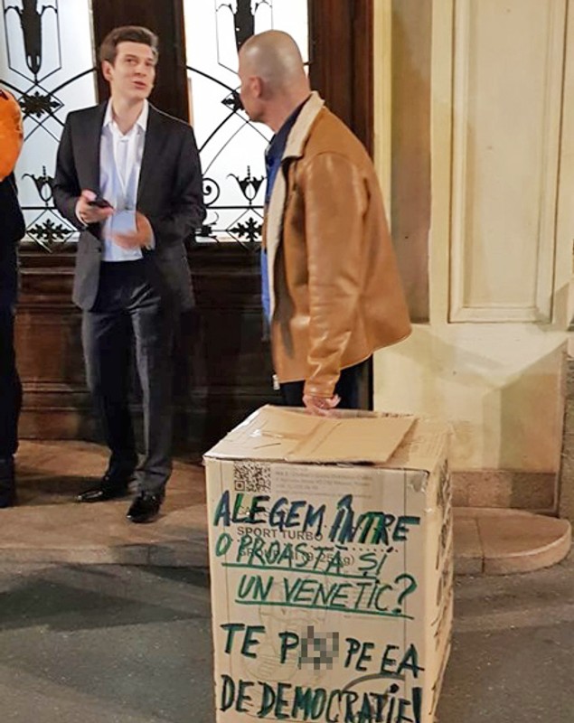 Mesajele afișate de protestatari, în timpul dezbaterii lui Klaus Iohannis