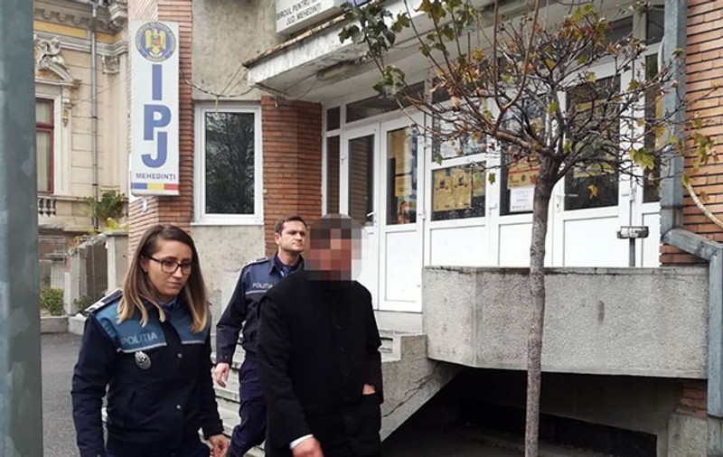 Un hoț îmbrăcat în haine de preot a fost prins furând din biserici. Ce pagubă a făcut