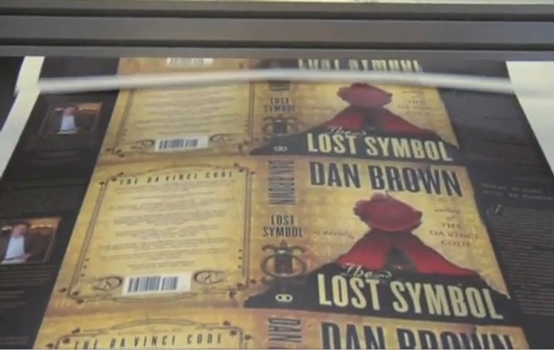 Video/ Noul roman al lui Dan Brown, păzit de jandarmi