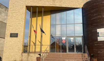 Sediul comunității rușilor lipoveni din Sarichioi, cu steagul Rusiei lipsă