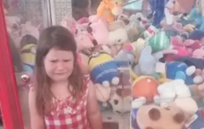 O fetiță de 4 ani a vrut să „fure” un ursuleț Teddy, dar a rămas blocată în automatul de jucării de pluș, în Australia