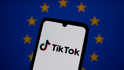 Telefon cu logoul TikTok și steagul UE pe fundal. Imagine cu caracter ilustrativ Foto: Profimedia