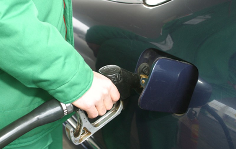 Țeapă la benzinărie! Mai mulți șoferi și-au alimentat maşinile cu apă, în loc de carburant