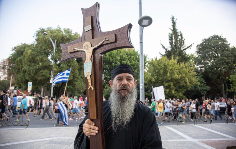 Grecia ia în calcul vaccinarea obligatorie a profesorilor și preoților împotriva COVID