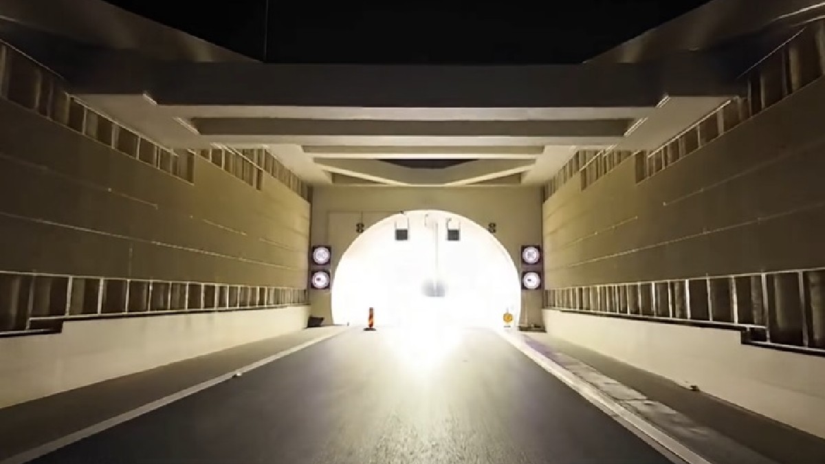 Intrarea în Tunelul Momaia din Autostrada A1 între Tigveni și Curtea de Argeș