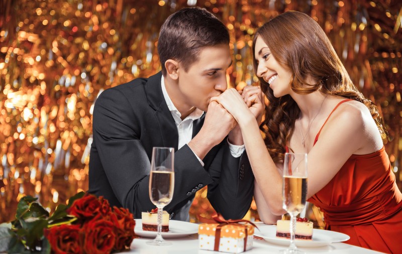 Embargo la sărutări și îmbrățișări de Valentineʼs Day, de teama coronavirusului. Sfaturile unui virusolog britanic
