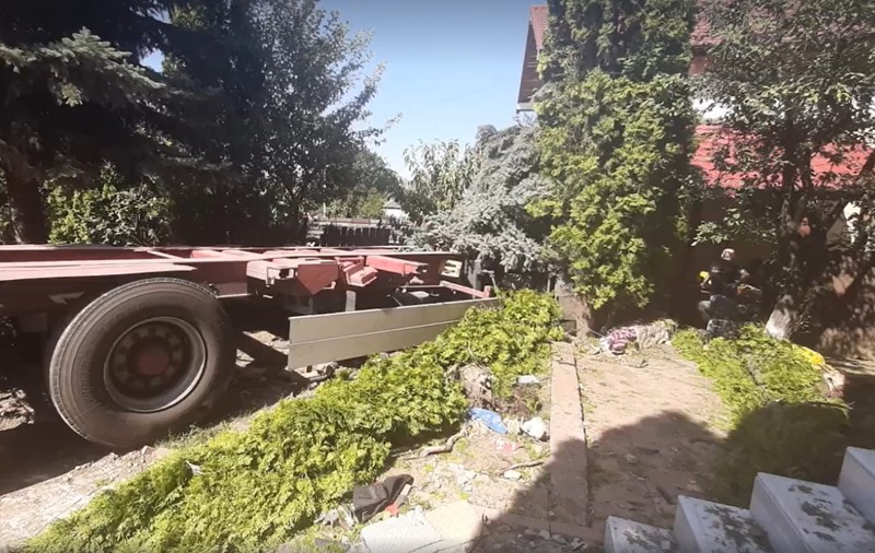 Fetiță de 3 ani, ucisă în timp ce se juca în curte cu bunica ei de un TIR scăpat de sub control