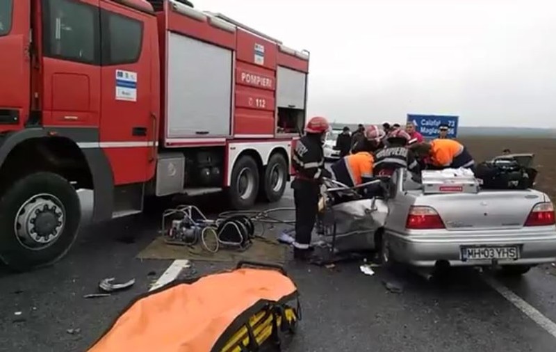 Doi oameni, morți într-un accident în Rogova, Mehedinți. Mașina lor s-a ciocnit violent de un camion