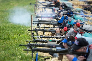 Guvernul Elvețian oferă tuturor bărbaților cu vârste cuprinse între 18 și 34 de ani considerați „apți pentru serviciu” un pistol sau o pușcă și instruire privind folosirea lor. | Foto: EPA