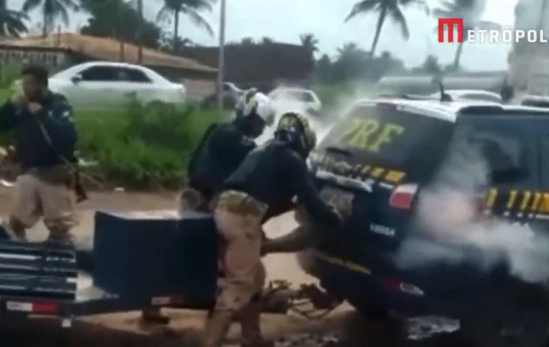 Un bărbat a murit în custodia poliției braziliene după ce a fost ținut într-o mașină umplută cu un gaz necunoscut