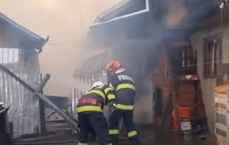 Un bărbat din Prahova a dat foc casei fiicei sale, după un conflict. Incendiul s-a extins la locuință și la alte patru anexe gospodărești | VIDEO