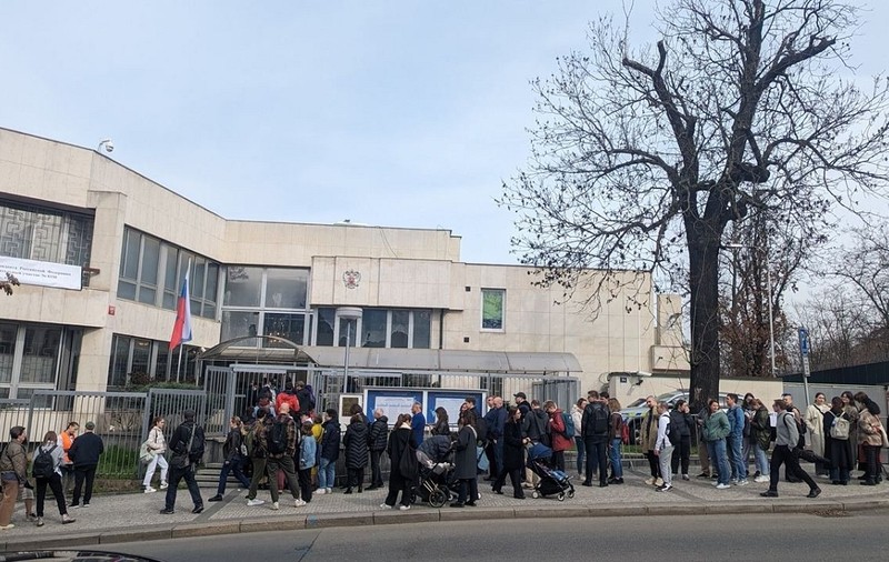 Putin a primit doar 54 de voturi din 1310, în secția de votare de la o ambasadă rusă din Europa, conform unui exit-poll al mișcării Vesna