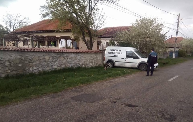 O bătrână a fost găsită moartă pe prispa casei în Gorj. Ipoteza unei crime îi înspăimântă pe săteni