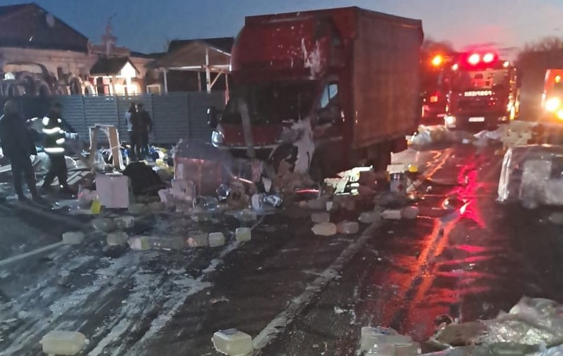 Accident la Popasul Merei din Buzău. Un camion a intrat direct într-un restaurant