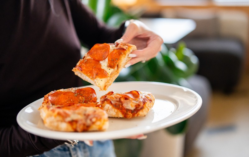 De ce te poți îmbolnăvi dacă mănânci resturile de pizza rece