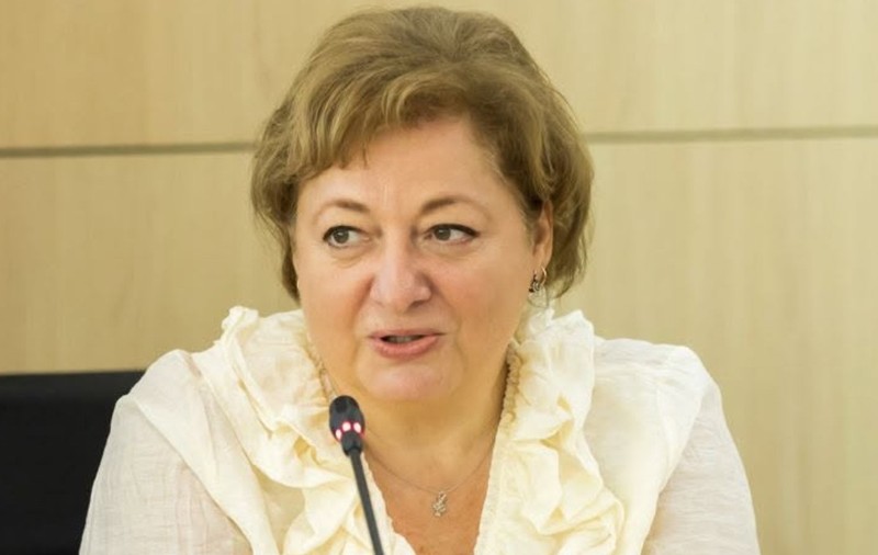 Florinela Georgescu, director de prognoză al ANM, cu părul blond-șaten vorbind la un microfon în cadrul unei conferințe sau prezentări oficiale.   