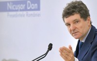 Nicușor Dan a atacat la CCR legea care permite primăriilor să dea 1 million euro pe cluburilor private. Foto: Hepta