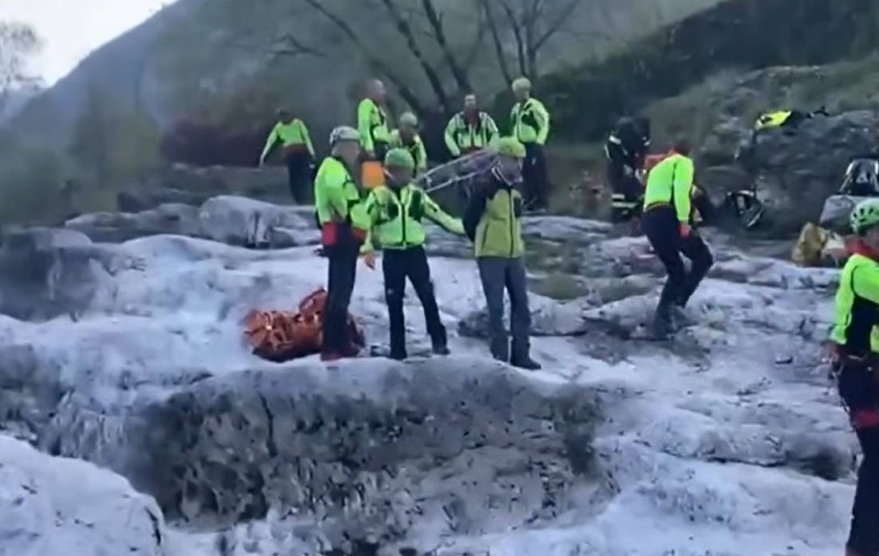 Un român a murit înecat în Italia, în fața a sute de oameni: a căzut în râu îmbrăcat și a fost dus de curent sub pietre