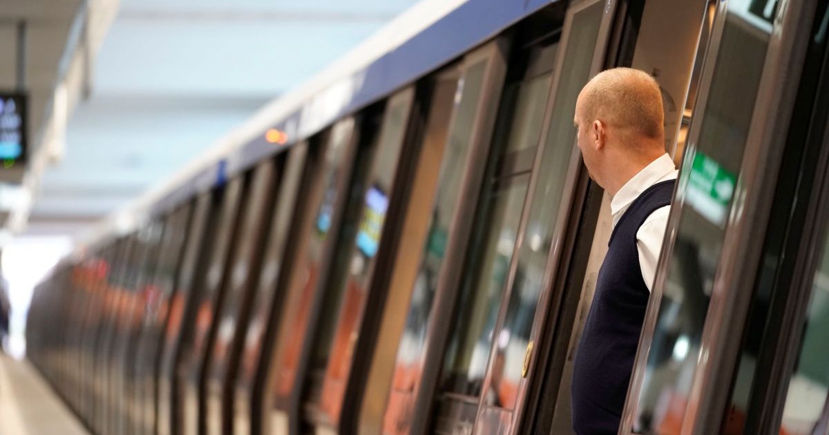 Angajat Metrorex se asigură că niciun călător nu este în pericol înainte să închidă ușile