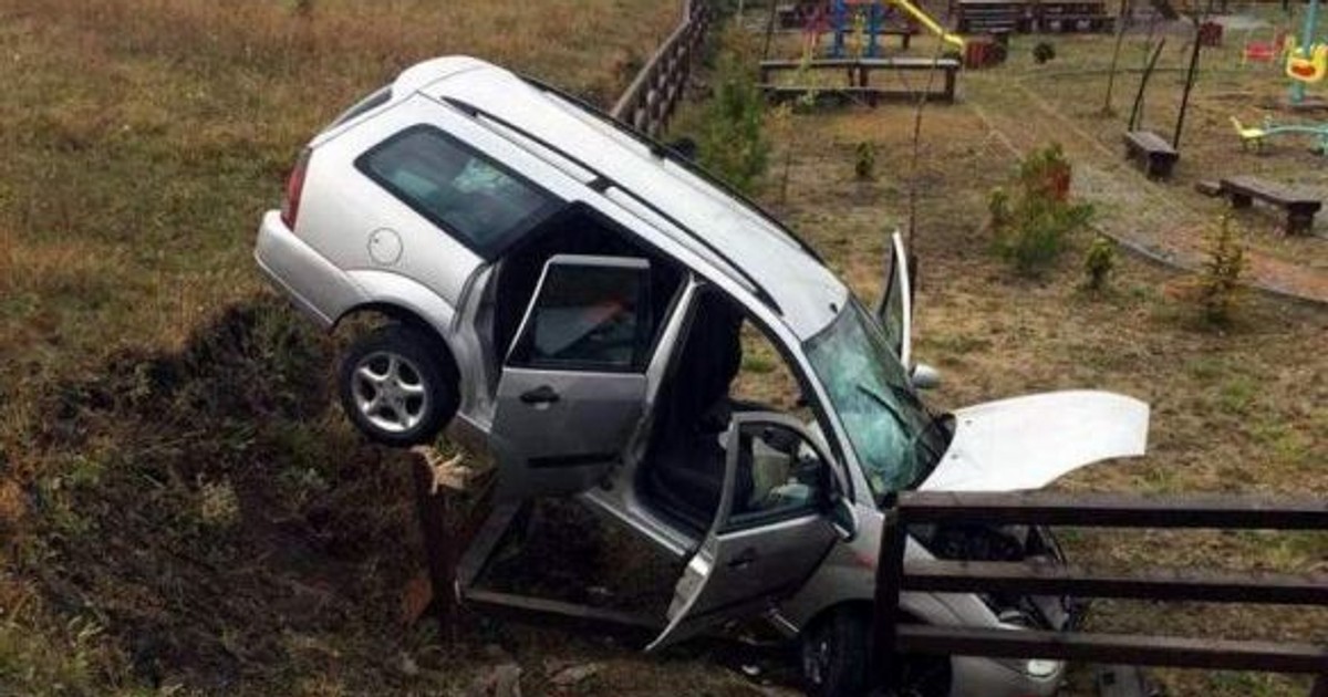 Un autoturism a „zburat” de la o înălțime de zece metri și s-a oprit în gardul unui parc de joacă pentru copii! Trei persoane au fost spitalizate