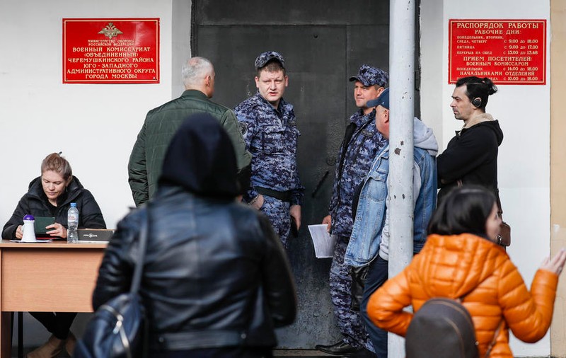 Un rus a încercat să dea foc biroului militar de înregistrare și înrolare din Novosibirsk, aruncând cocktailuri Molotov