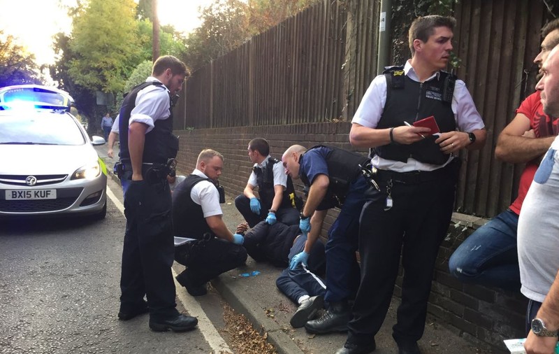 Doi polițiști au fost atacați cu o șurubelniță în timpul unei misiuni în Londra