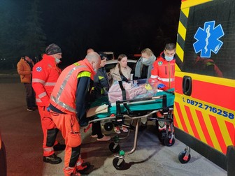 Până la granița cu Polonia, micuții sunt transportați cu ambulanțele care străbat zone de război