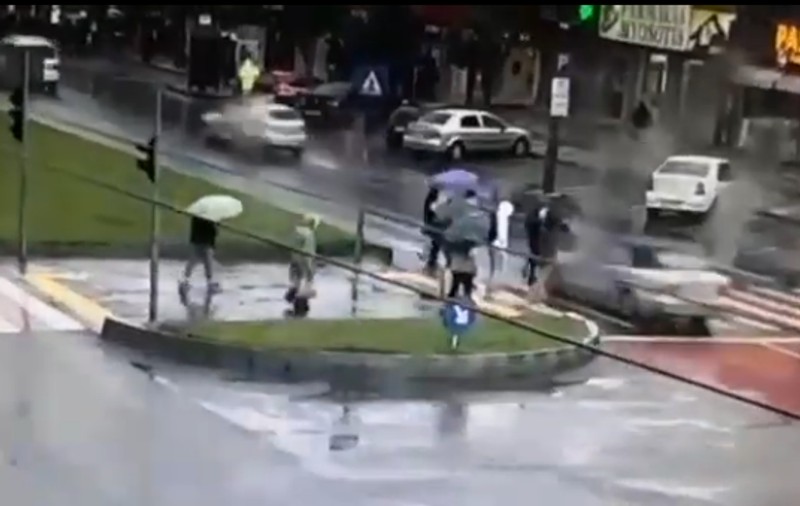 Doi tineri au fost loviți pe trecerea de pietoni, în Galați. Accidentul, surprins de camere
