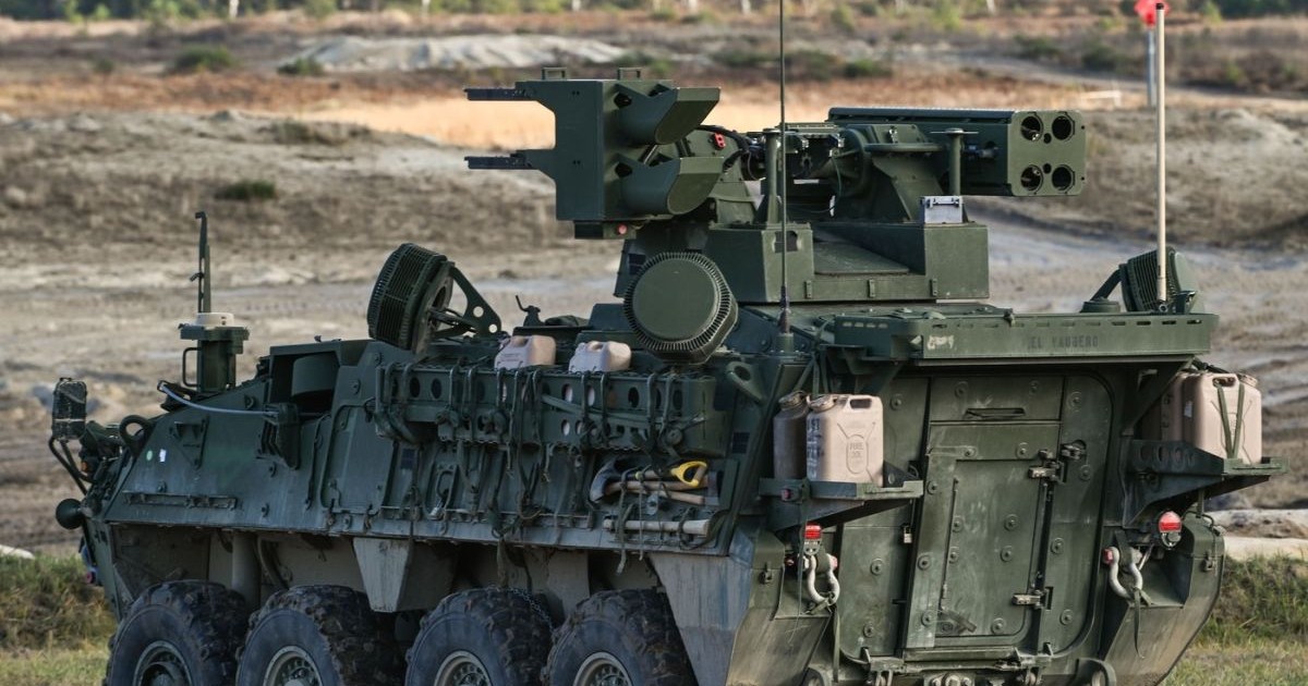 Un vehicul blindat Stryker A1 echipat cu sistemul de apărare aeriană cu rază scurtă de acțiune IM-SHORAD pe terenul de antrenament Deba din Nowa Deba, Voievodatul Subcarpatic, Polonia, pe 18 noiembrie 2025.