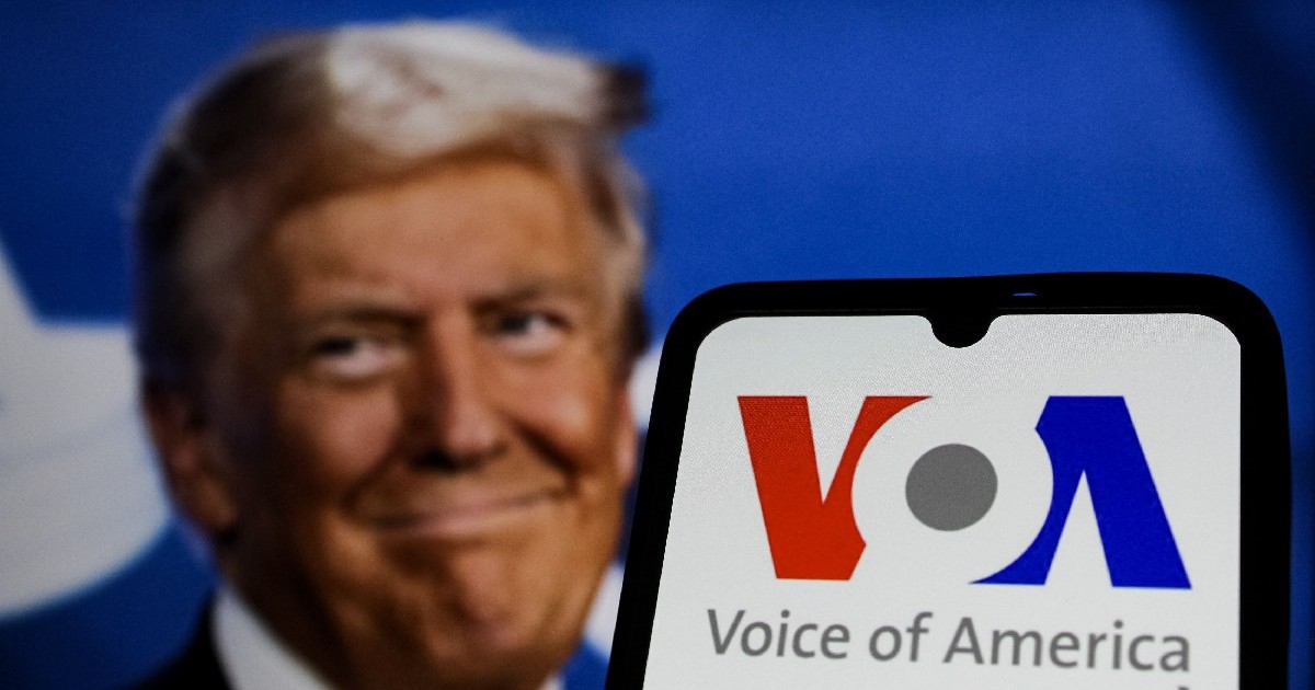 n această ilustrație foto, logo-ul Vocii Americii (VOA) apare pe un telefon mobil cu fotografia de profil a președintelui Statelor Unite ale Americii DONALD TRUMP vizibilă în fundal.