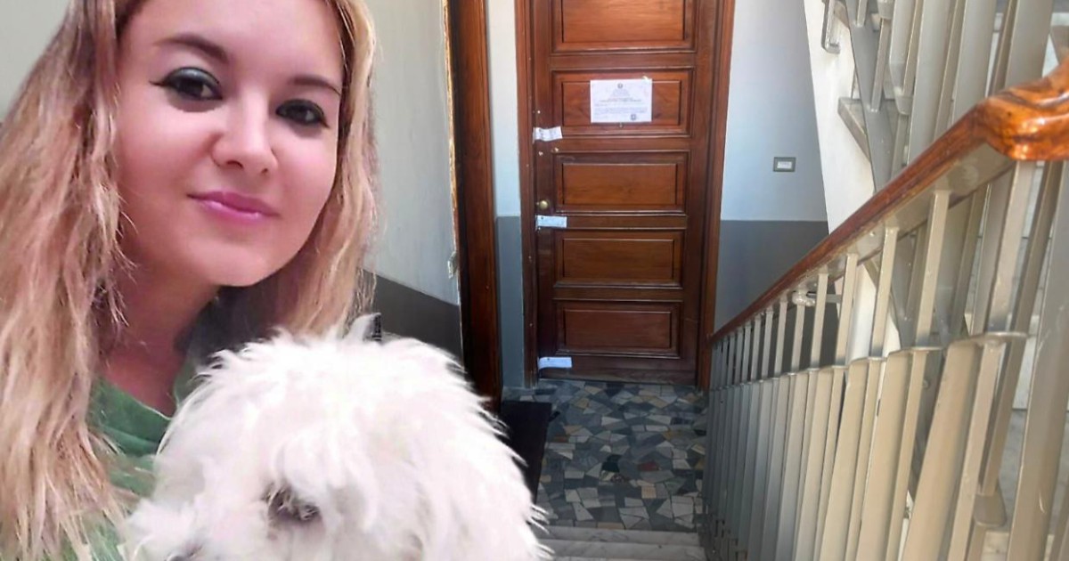 Imaginea compusă prezintă în stânga un selfie al unei femei blonde care ține în brațe un cățeluș alb, iar în dreapta o ușă de lemn sigilată oficial, situată pe casa scării unui bloc.